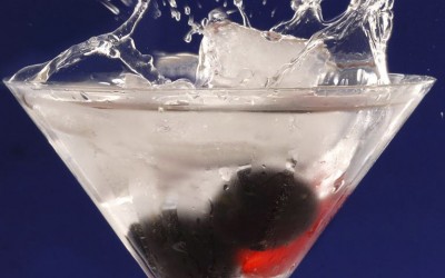Cocktailglas mit Wasserspritzer und Fr¸chten